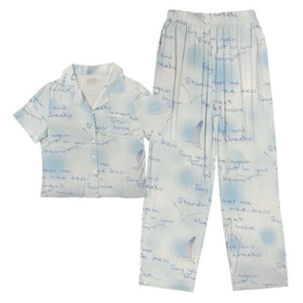 Official Merchandise 1989 TV Taylor Swift Pajamas Wildest Dreams. Size M.